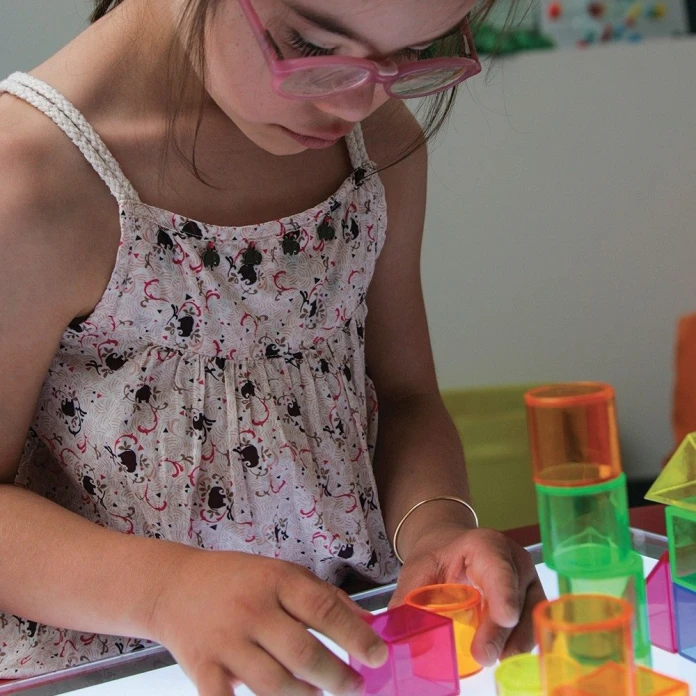 Cubes translucides multicolores par 50
