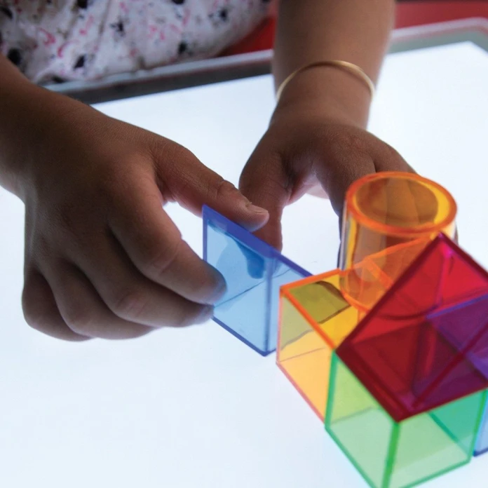 Cubes translucides multicolores par 50