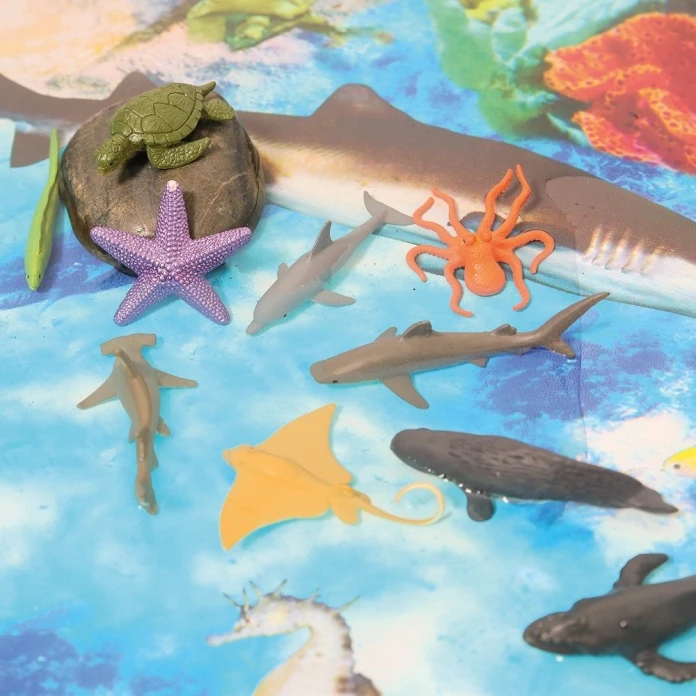 Figurines autour de l'ocean