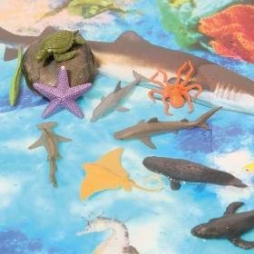 Figurines autour de l'ocean
