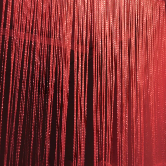 Rideau de fibres optiques interactif