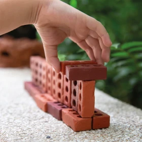 Petites briques de construction naturelles