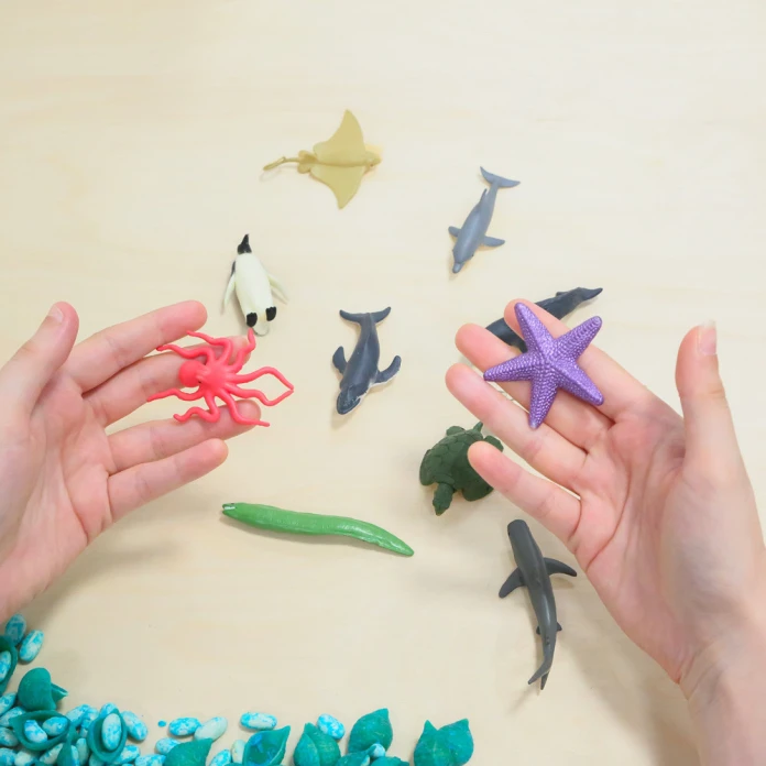Figurines autour de l'ocean