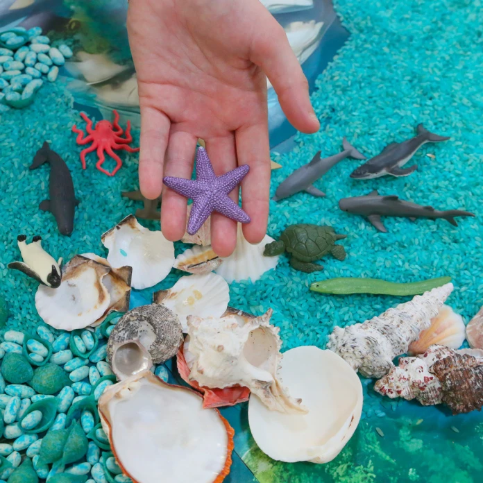 Figurines autour de l'ocean