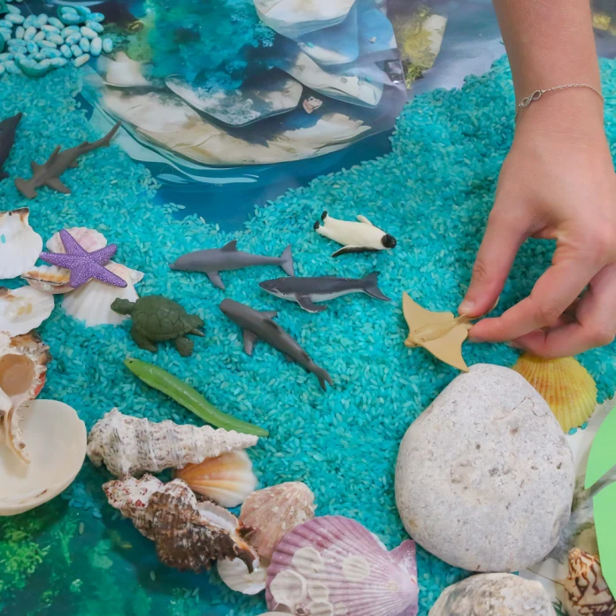 Figurines autour de l'ocean