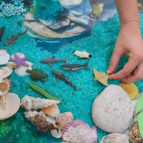 Figurines autour de l'ocean