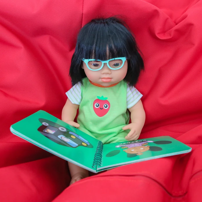 Lunettes turquoise pour poupée inclusive