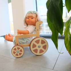 Fauteuil roulant pour poupée inclusive