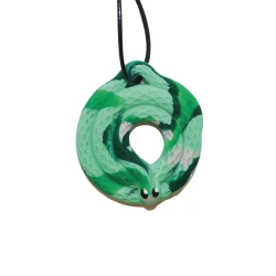 Pendentif à mâcher serpent dans la forêt