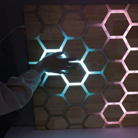 Panneau mural interactif tactile – alvéoles