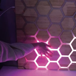 Panneau mural interactif tactile – alvéoles