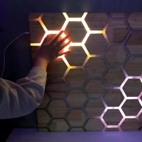 Panneau mural interactif tactile – alvéoles