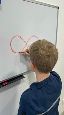 enfant-ecrivant-au-tableau