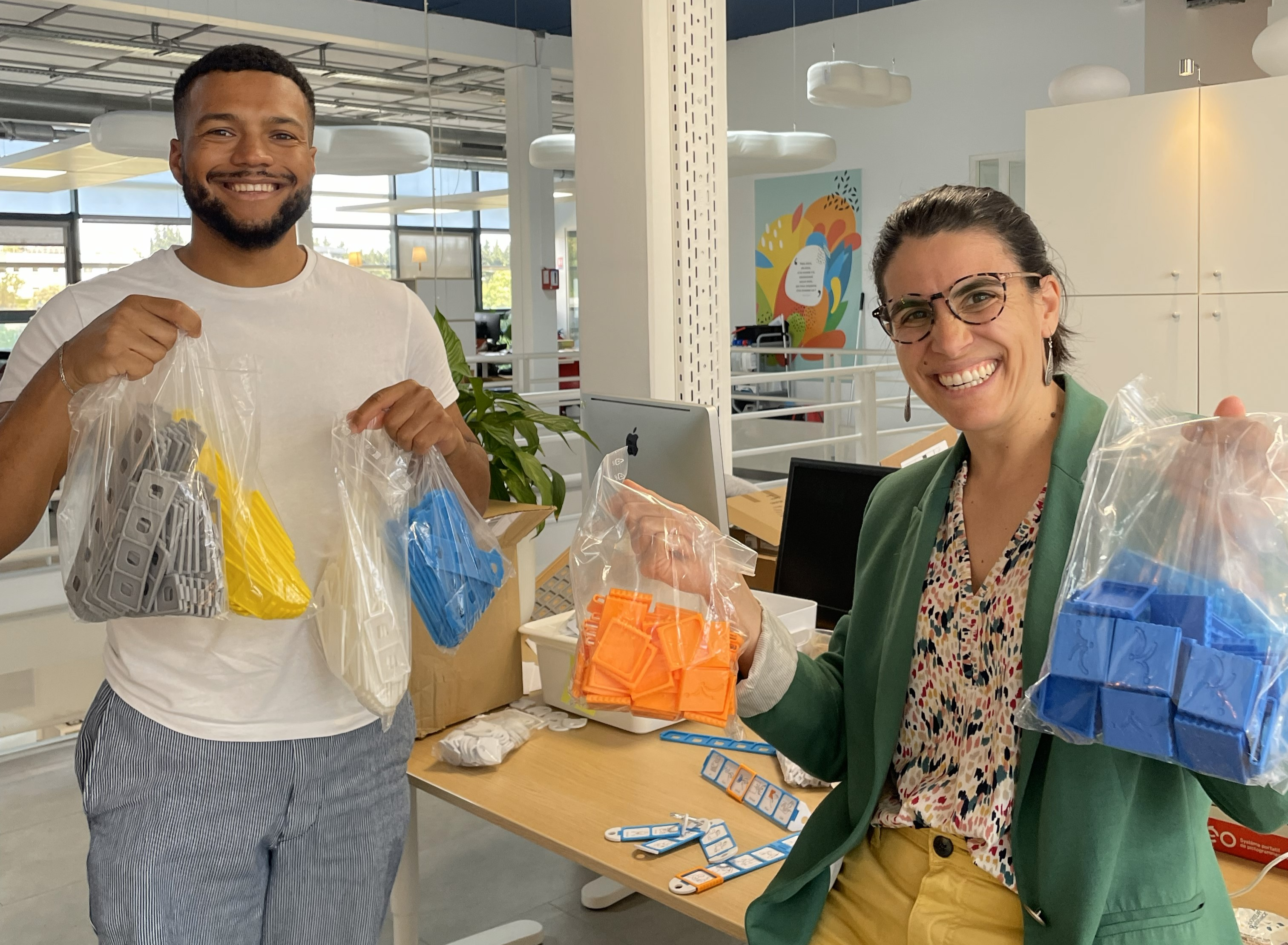 el equipo de innovación de Hop'Toys encantado al recibir las primeras piezas TAKK
