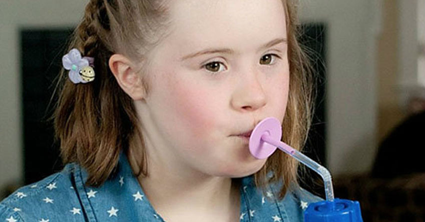 Comment aider un enfant avec une trisomie 21 qui présente des sensibilités orales et une hypotonie ?