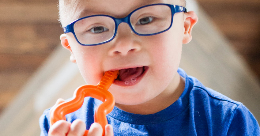 Mon enfant a besoin de mâcher : quelles solutions mettre en place ?