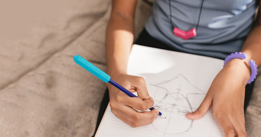 Pourquoi les enfants et les adultes mâchouillent-ils leurs crayons et leurs stylos ?