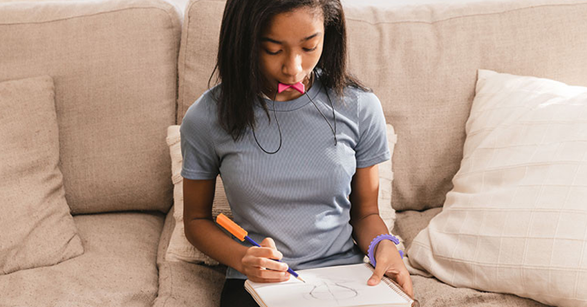 Mon enfant mâche toujours son col ou son t-shirt : pourquoi ?