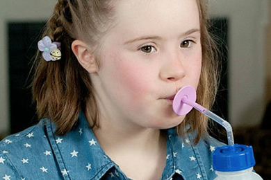 Comment aider un enfant avec une trisomie 21 qui présente des sensibilités orales et une hypotonie ?