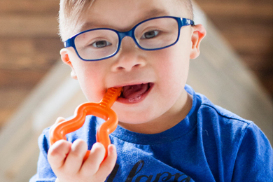 Mon enfant a besoin de mâcher : quelles solutions mettre en place ?