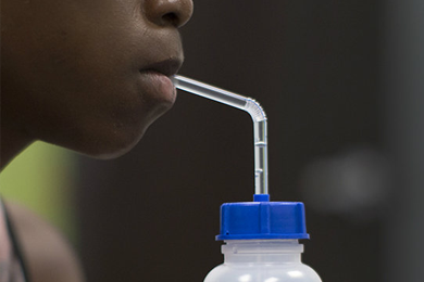 Comment aider un enfant qui boit trop vite ?