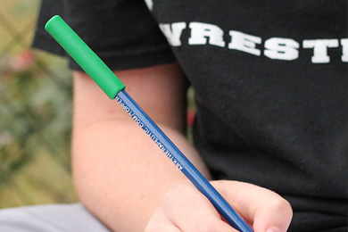 Que faire lorsqu'un enfant mâche les gommes de ses crayons ?