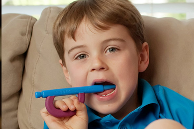 Comment gérer un réflexe de morsure pendant le brossage des dents ?