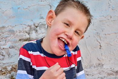 Votre enfant mâche ses doigts, ses articulations ou ses mains : les outils pour l'aider