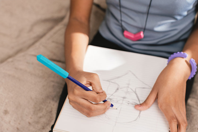 Pourquoi les enfants et les adultes mâchouillent-ils leurs crayons et leurs stylos ?