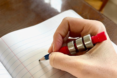 En quoi un crayon lesté peut-il aider à améliorer l'écriture manuscrite ?
