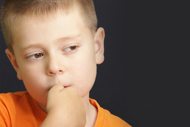 Pourquoi mon enfant continue-t-il à tout mâchouiller ?